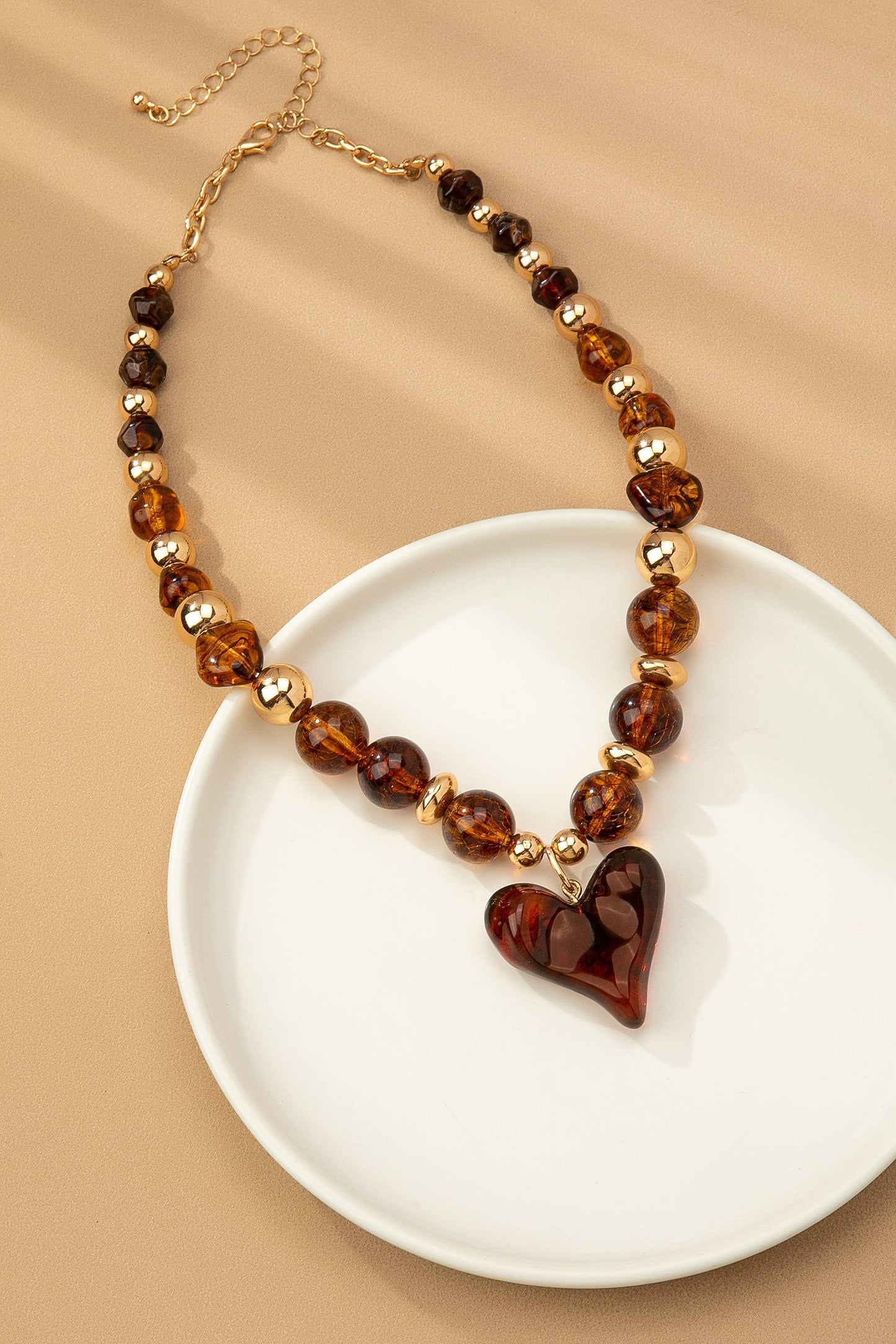 BROWN CHUNKY BEADED CHARM NECKLACE