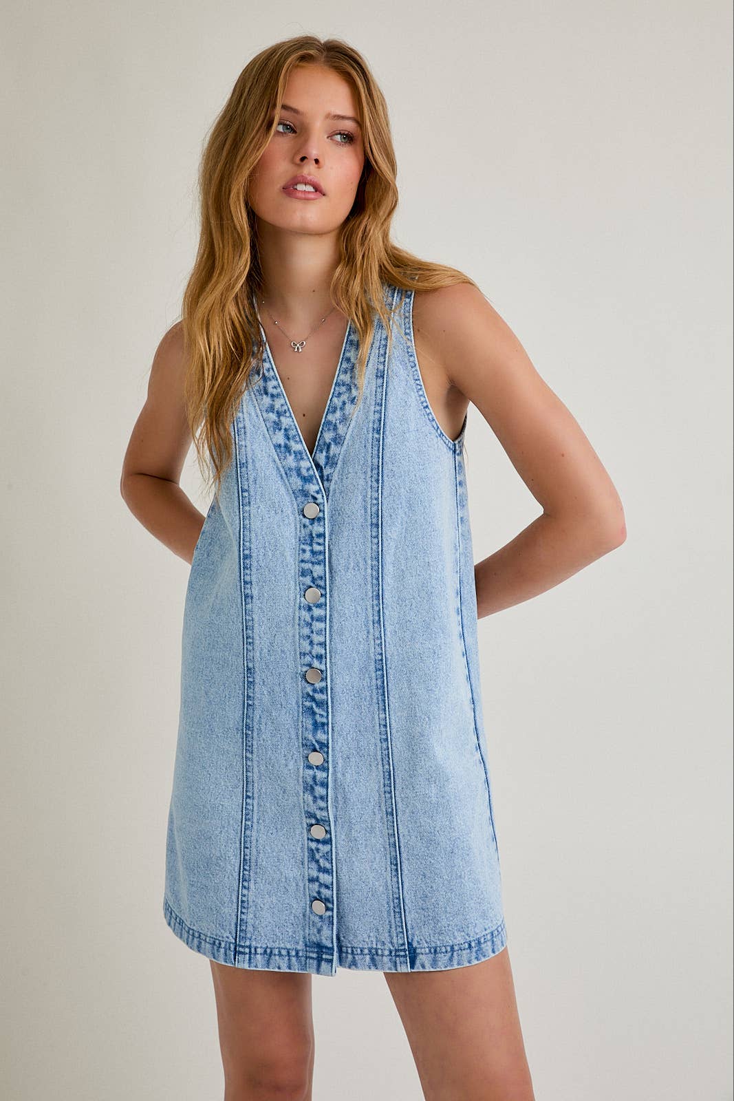SLEEVELESS V-NECK BUTTON DOWN DENIM MINI DRESS: LT DENIM