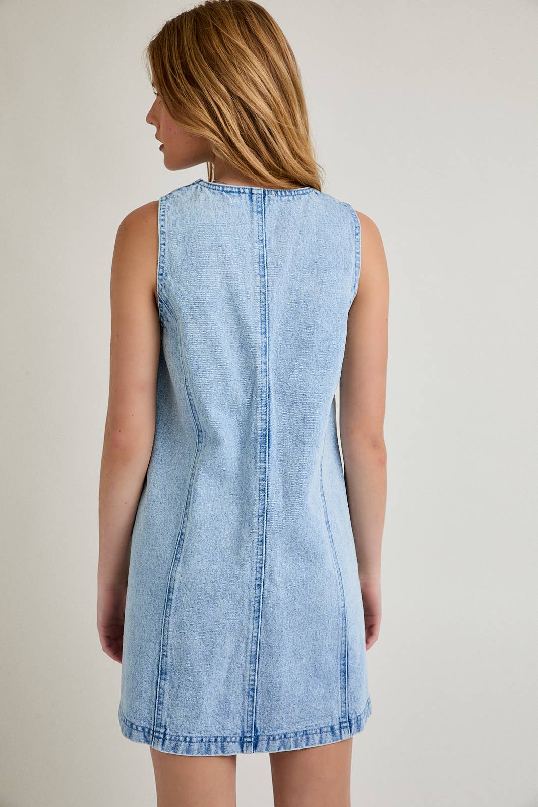 SLEEVELESS V-NECK BUTTON DOWN DENIM MINI DRESS: LT DENIM