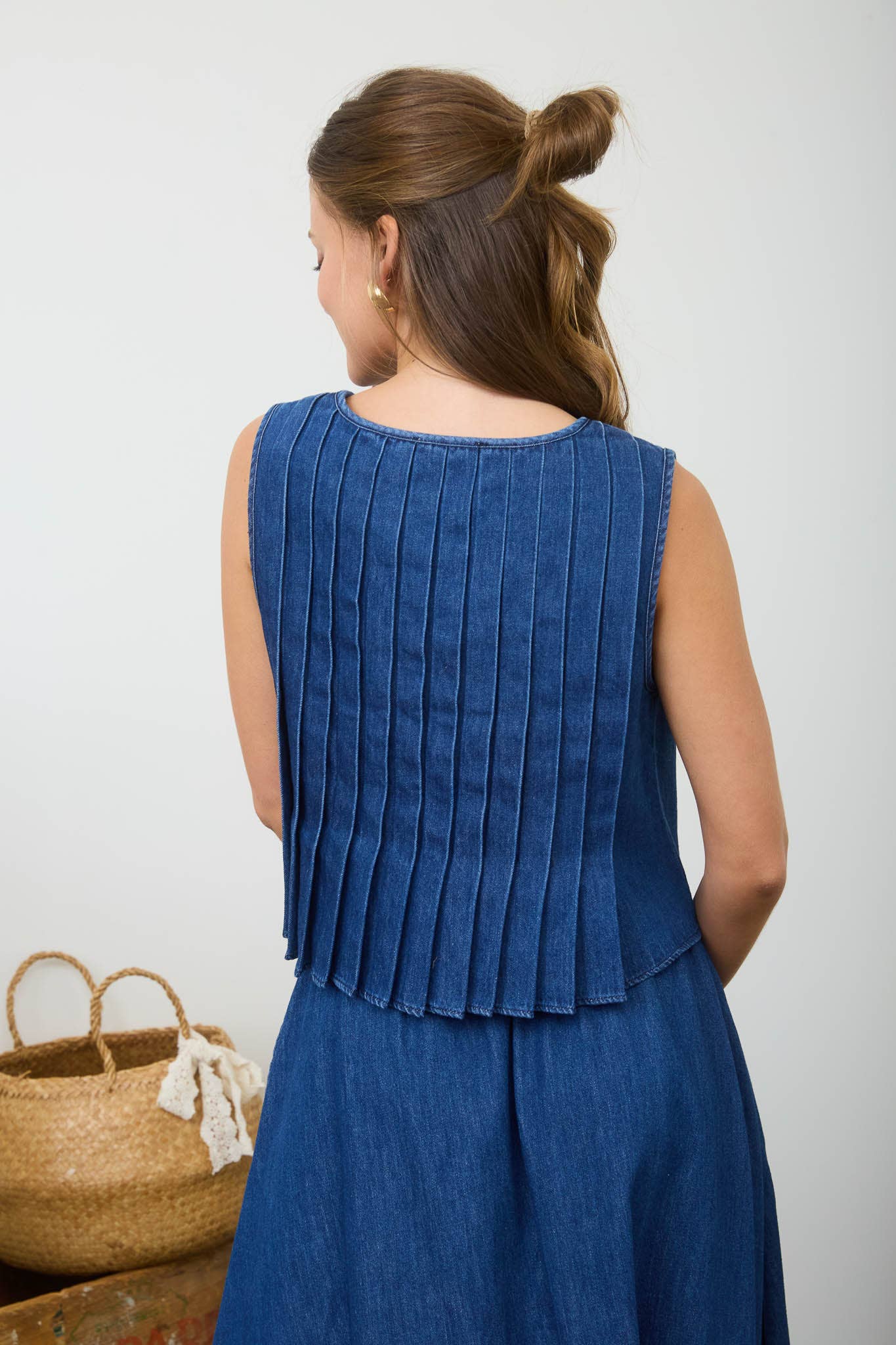 FRONT TIE PINTUCK DETAIL SLEEVELESS DENIM BLOUSE: DENIM