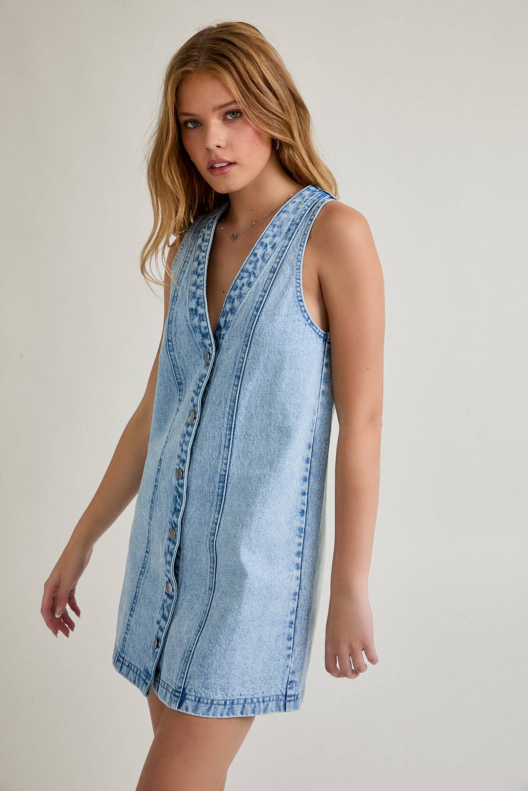 SLEEVELESS V-NECK BUTTON DOWN DENIM MINI DRESS: LT DENIM