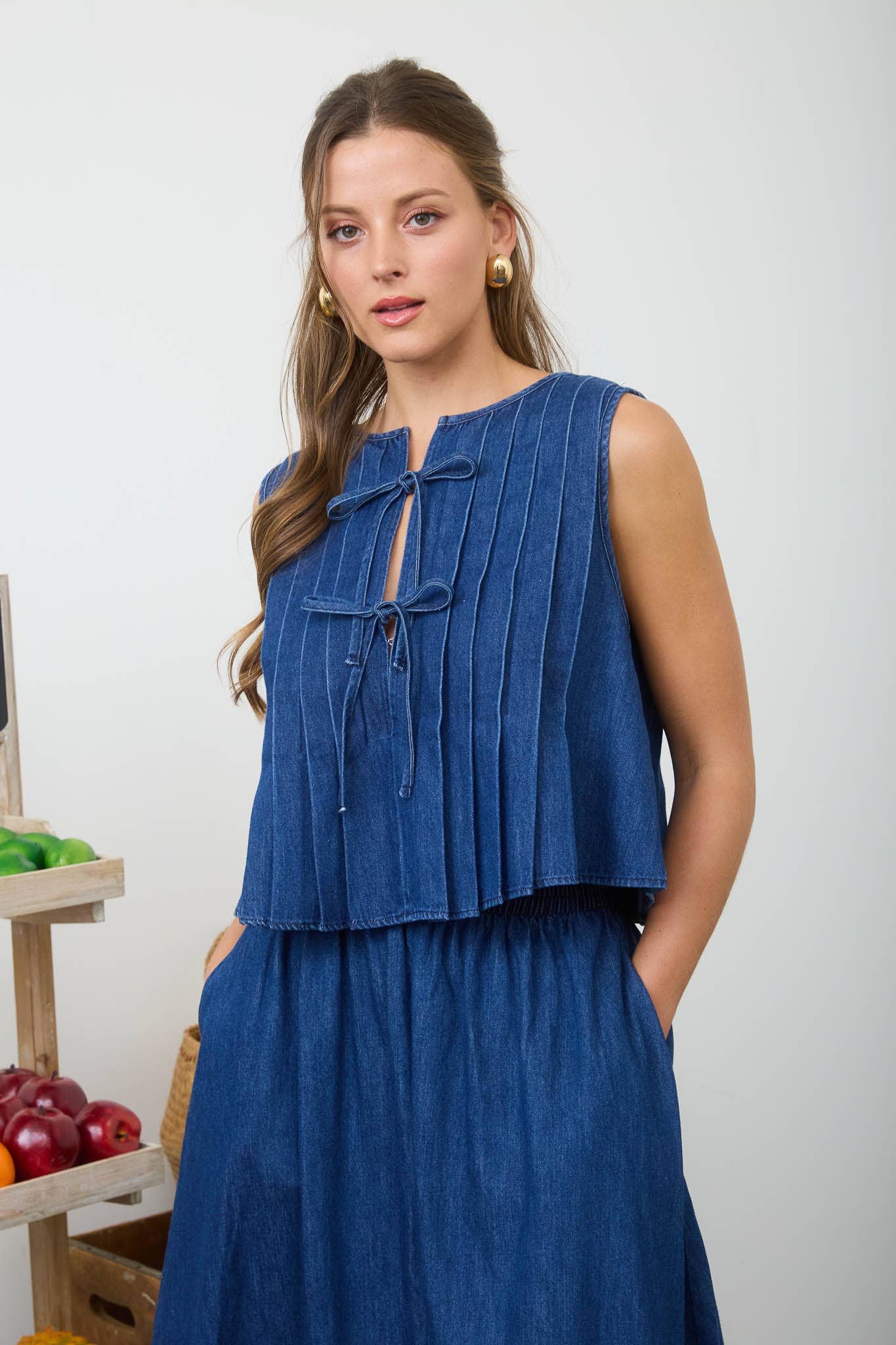 FRONT TIE PINTUCK DETAIL SLEEVELESS DENIM BLOUSE: DENIM